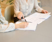 Twee vrouwen tekenen een contract