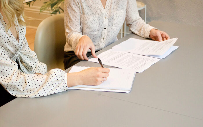 Twee vrouwen tekenen een contract