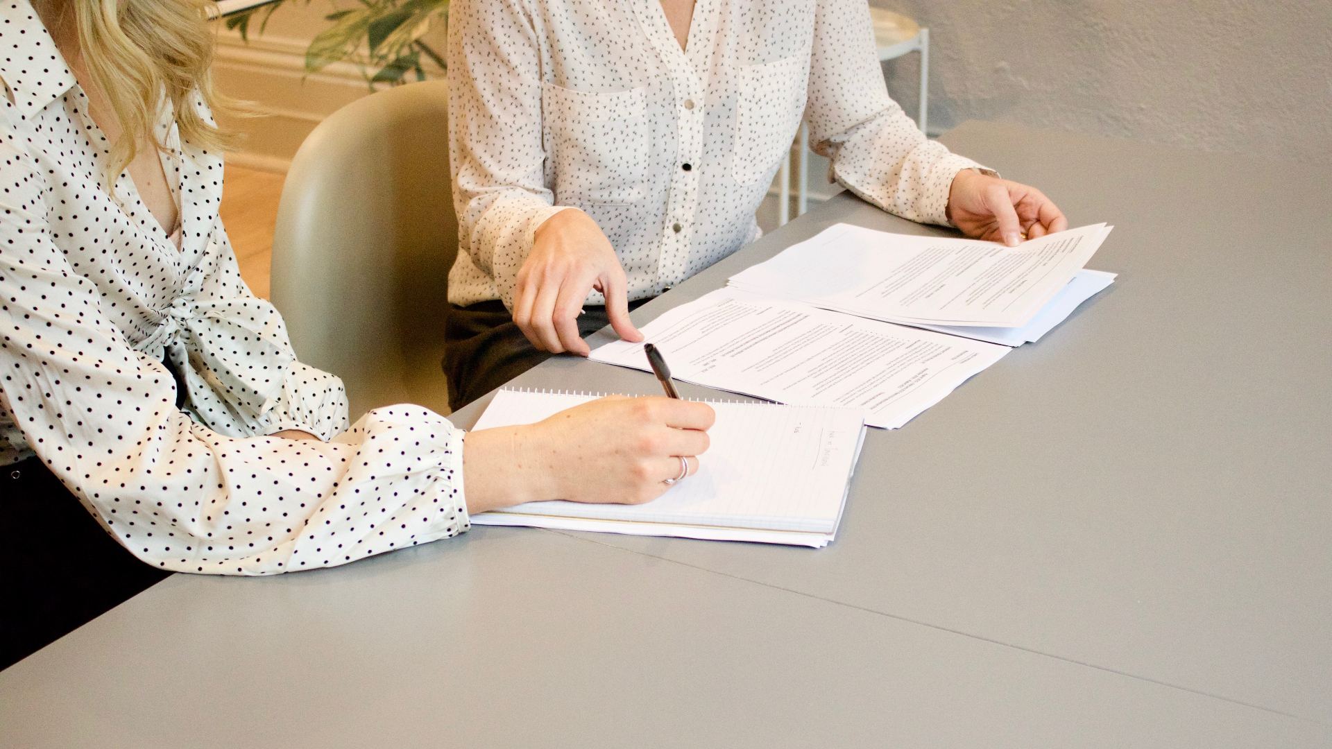 Twee vrouwen tekenen een contract